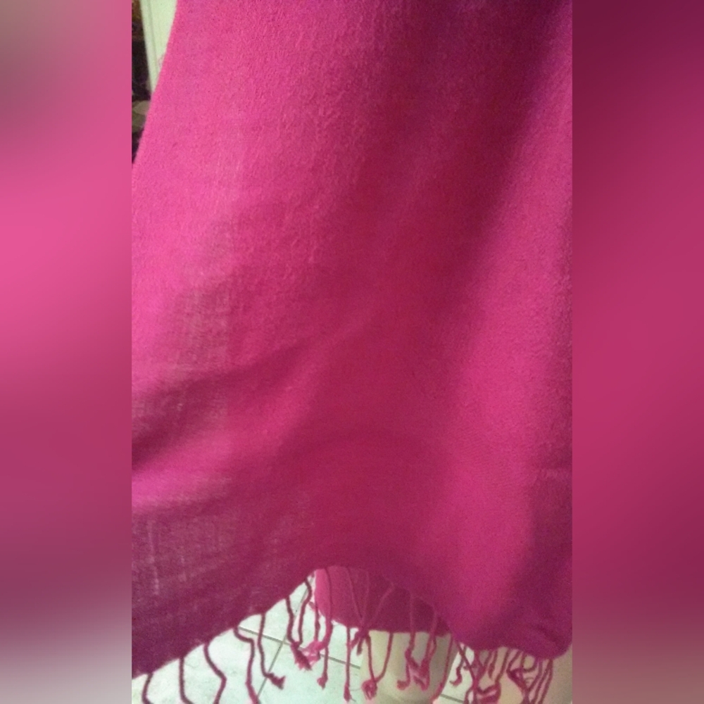 LIKE NEW 100% PASHMINA WRAP BY "PASHMINA" VIBRANT PINK W/ TASSELS RARE MATERIAL - Picture 5 of 8